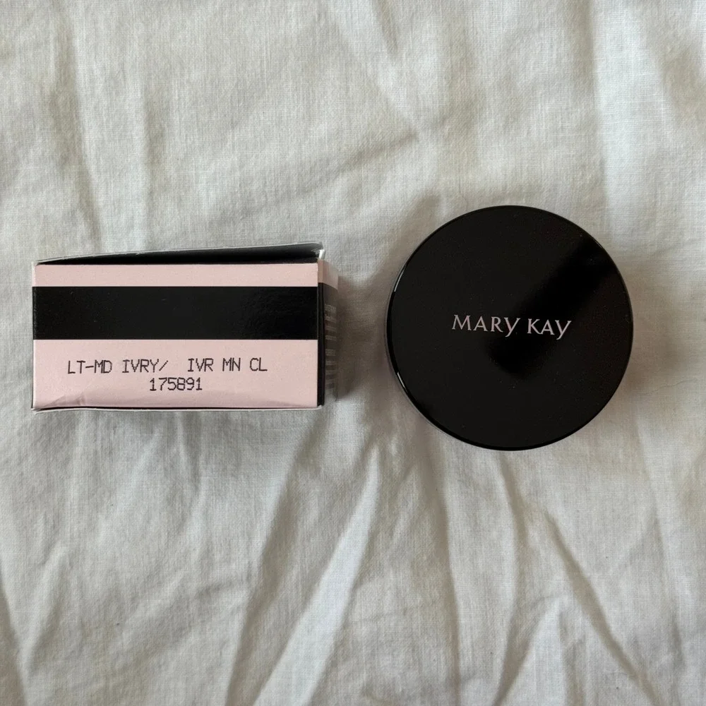 Mary Kay Silky Setting Powder Light-Medium Ivory 0.28 oz Makeup NIB